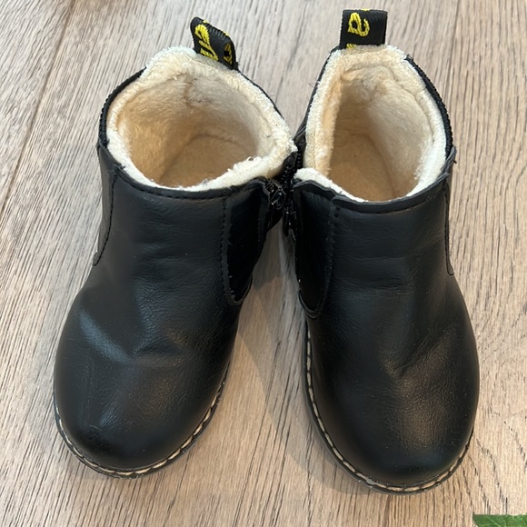 Fleece lined black booties for toddler - Picture 2 of 5